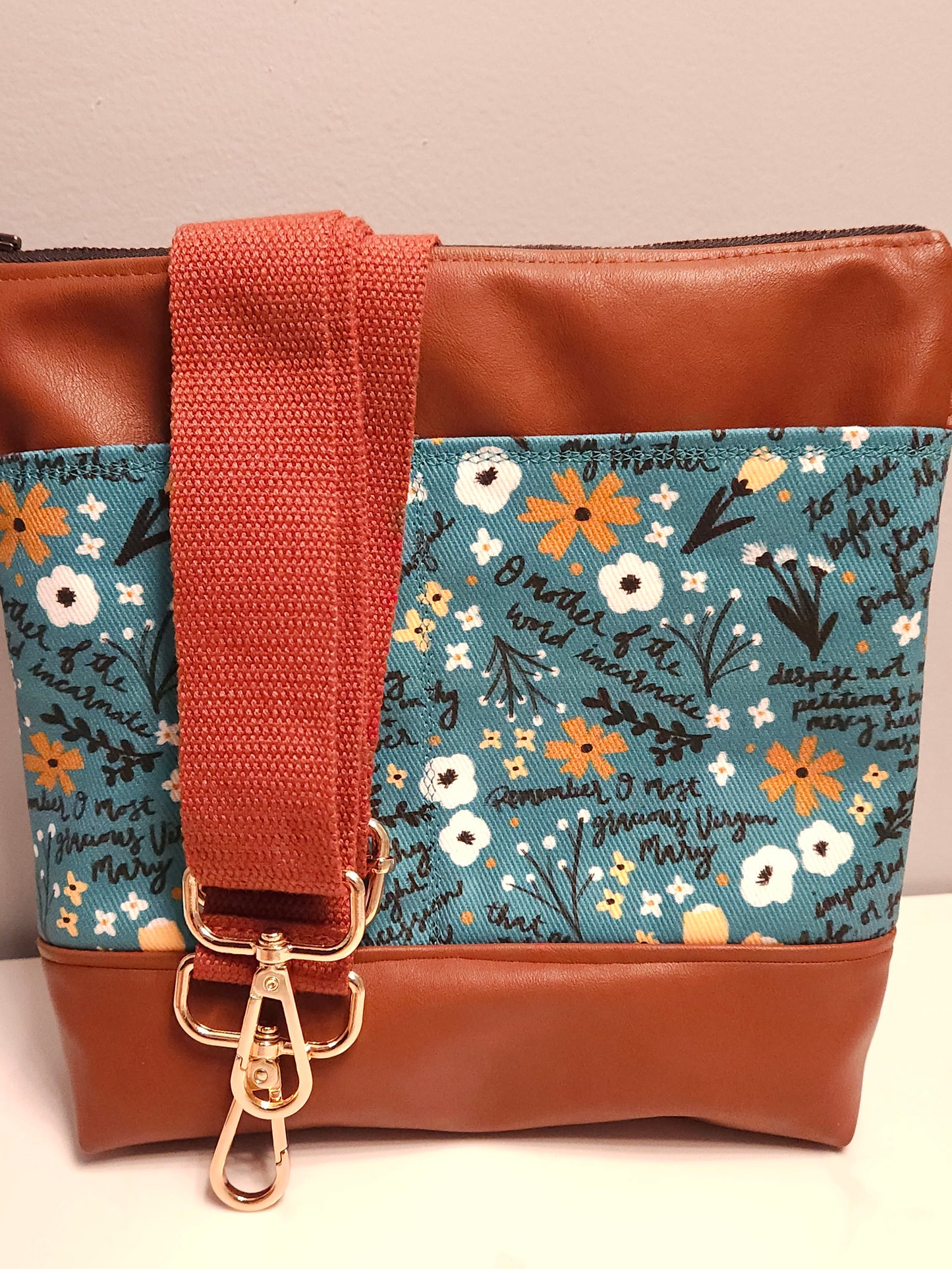 Catholic crossbody with exterior slip pockets in the Melissa Collection