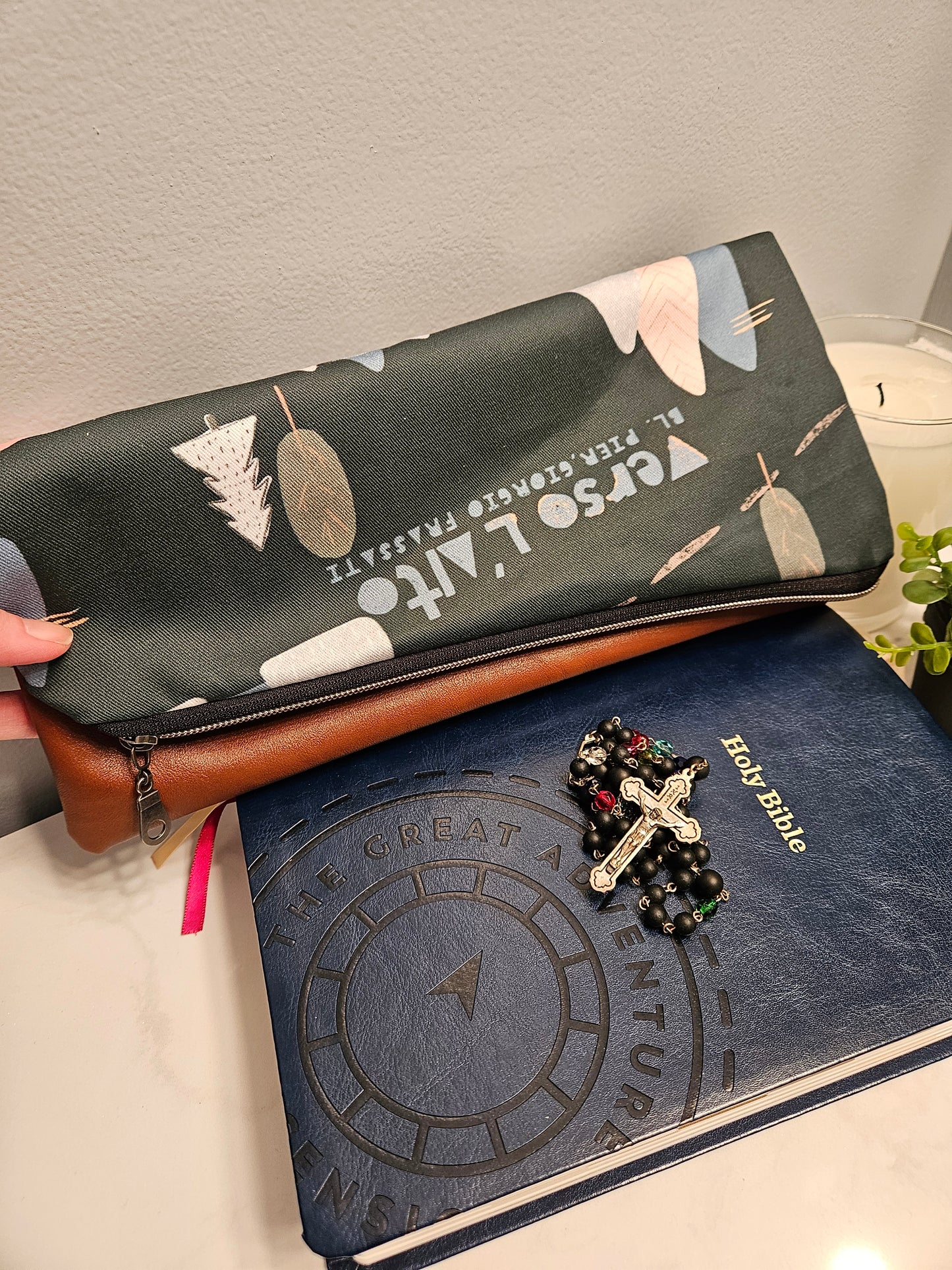 Blessed Pier Giorgio Frassati Verso l'alto Faux Leather Foldover clutch