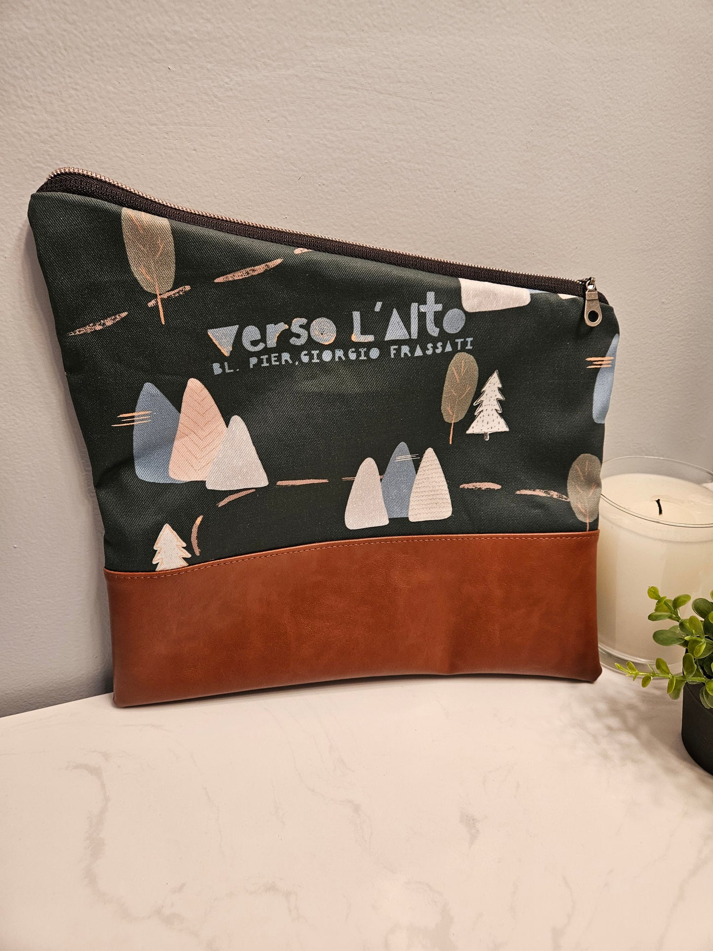 Blessed Pier Giorgio Frassati Verso l'alto Faux Leather Foldover clutch